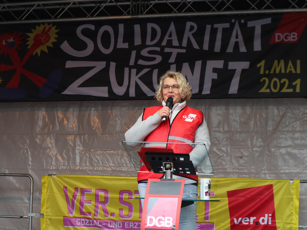 <br/>Vorsitzende der GEW NRW Maike Finnern spricht am 1. Mai 2021 in ihrem Wohnort Herford vor rund 180 Teilnehmer*innen. Für sie ist am Tag der Arbeit zentral: Investitionen in Bildung sind Investitionen in Zukunft. Sie forderte die Politik auf, mehr Bildungsinvestitionen zu tätigen, bessere Arbeitsbedingungen im öffentlichen Dienst zu schaffen und die Situation der Kinder und Jugendlichen mehr in den Blick zu nehmen – nicht nur im schulischen Bereich, sondern auch hinsichtlich der notwendigen Ausbildungsplätze. Fotos Herford: Peter Gärner