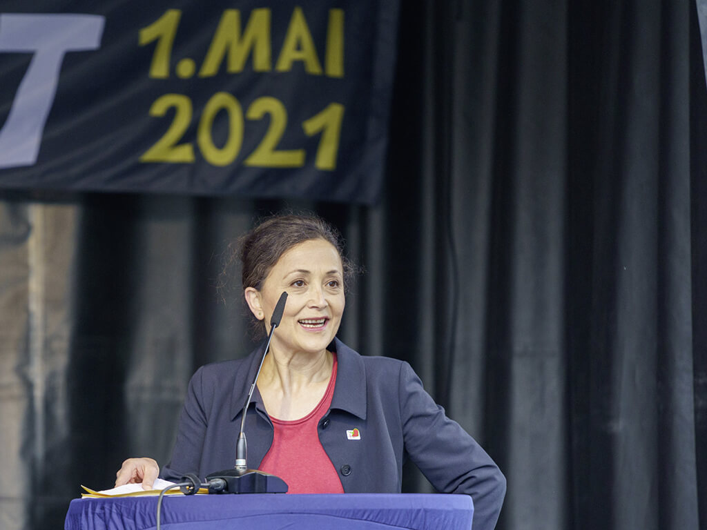 <br/>Der 1. Mai 2021 stand ganz im Zeichen des bundesweiten Slogans „Solidarität ist Zukunft!“. Unsere stellvertretende Vorsitzende Ayla Çelik spricht hier in Dortmund: „Das Bildungssystem hatte über die Zeit der Pandemie viel zu schultern. Unser Bildungssystem muss endlich zukunftsfähig werden. Gleiche Chancen für alle Kinder und Jugendlichen dürfen nicht nur eine hohle Phrase bleiben. Auch A13/EG 13 als Einstiegsamt für alle Lehrkräfte muss endlich Realität werden.“ Fotos aus Dortmund: Alex Schneider