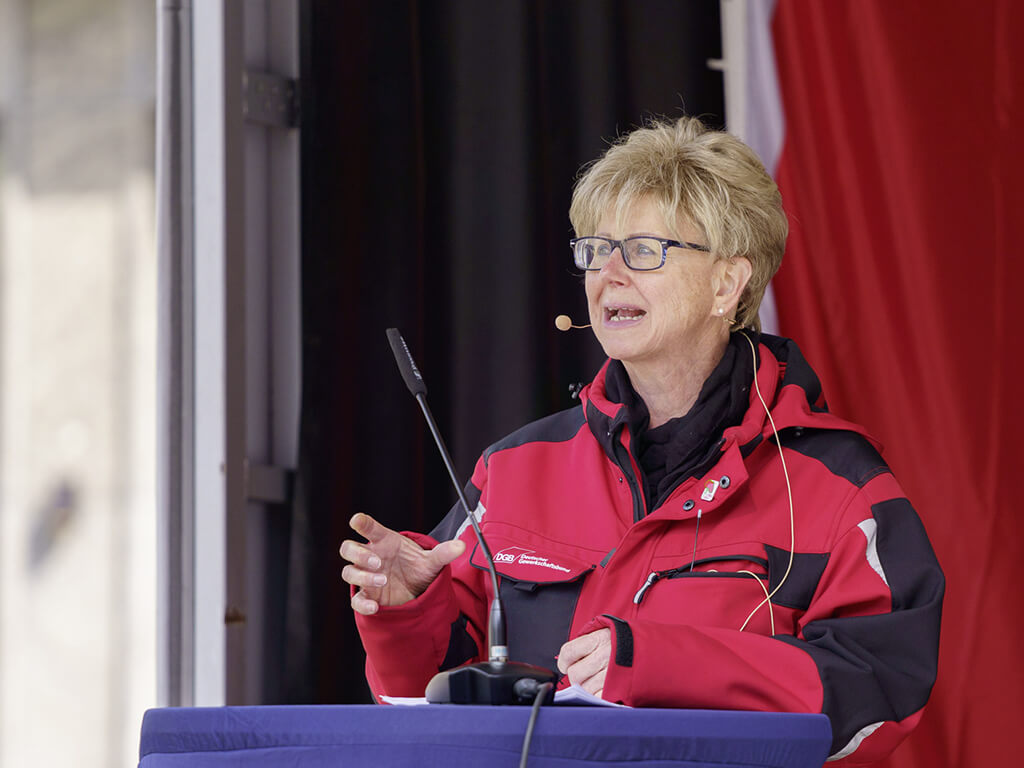 <br/>Jutta Reiter, Geschäftsführerin des DGB-Bezirks Dortmund-Hellweg, auf der Bühne bei der Kundgebung am 1. Mai 2021: „Mit uns DGB Gewerkschaften ist zu rechnen – jetzt und in Zukunft. Daum sind wir heute hier.“