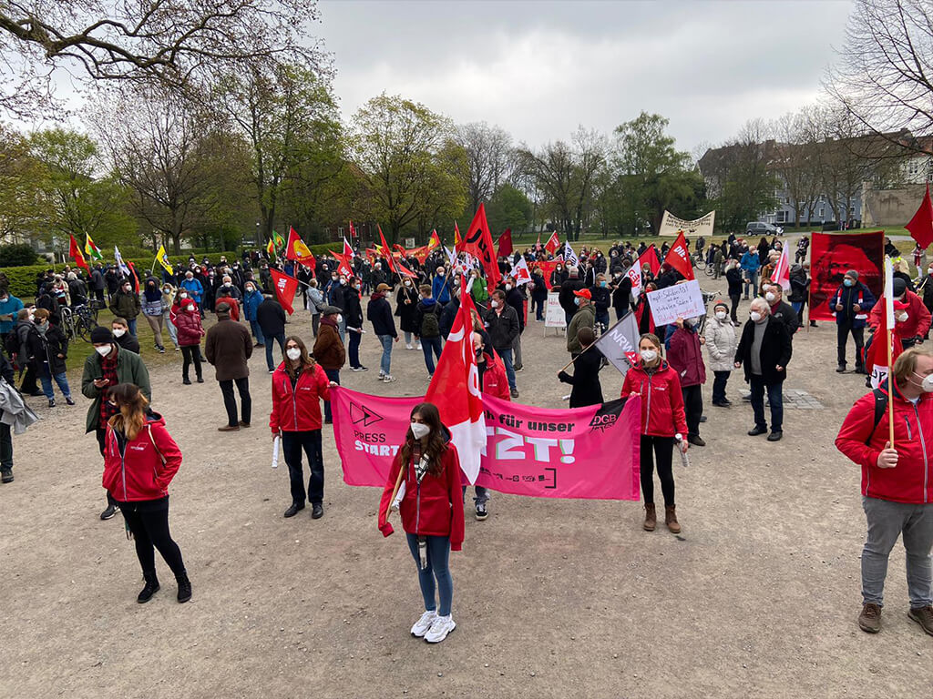<br/>Am Tag der Arbeit 2021 ist es in Bielefeld voll: Viele junge Teilnehmer*innen fordern unmissverständlich "Solidarisch für unser JETZT". Fotos Bielefeld (1): Vahit Uyar