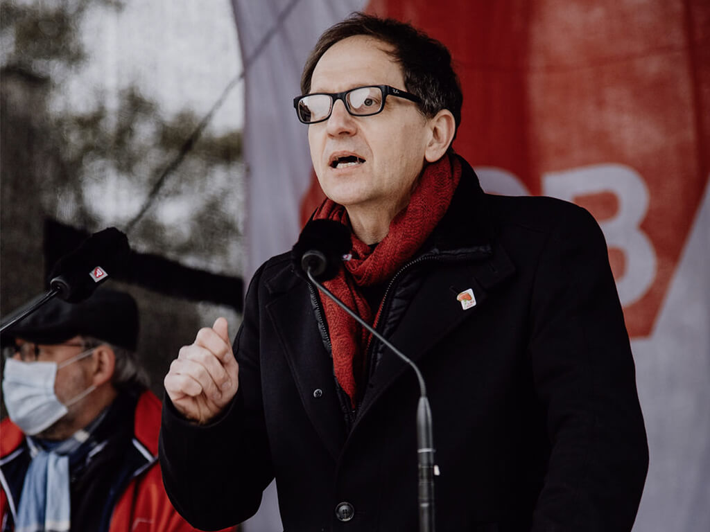 <br/>Andreas Keller, stellvertretender Bundesvorsitzende der GEW, spricht bei der Kundgebung in Bielefeld.