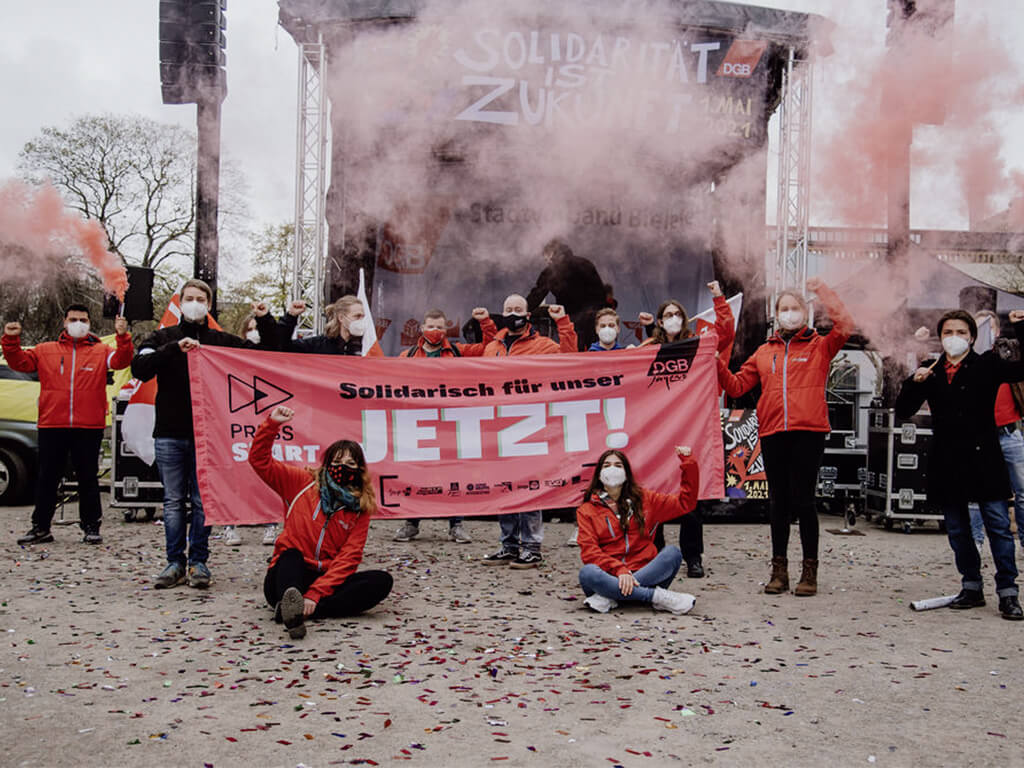 <br/>Mit Konfetti und Rauch, bunt und laut unterstreicht die DGB-Jugend in Bielefeld ihre Forderung "Solidarisch für unser JETZT".