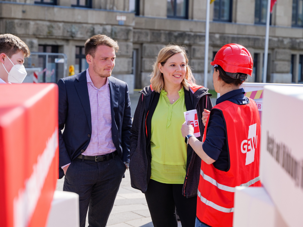 Franziska Müller Rech (FDP, Mitte) im Gespräch mit der Vorsitzenden der Bildungsgewerkschaft GEW NRW.