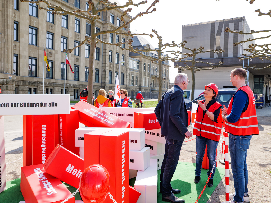 Dietmar Bell (SPD, links) im Gespräch mit Ayla Çelik (Vorsitzender GEW NRW, Mitte) und Christoph Alt (GEW NRW). 