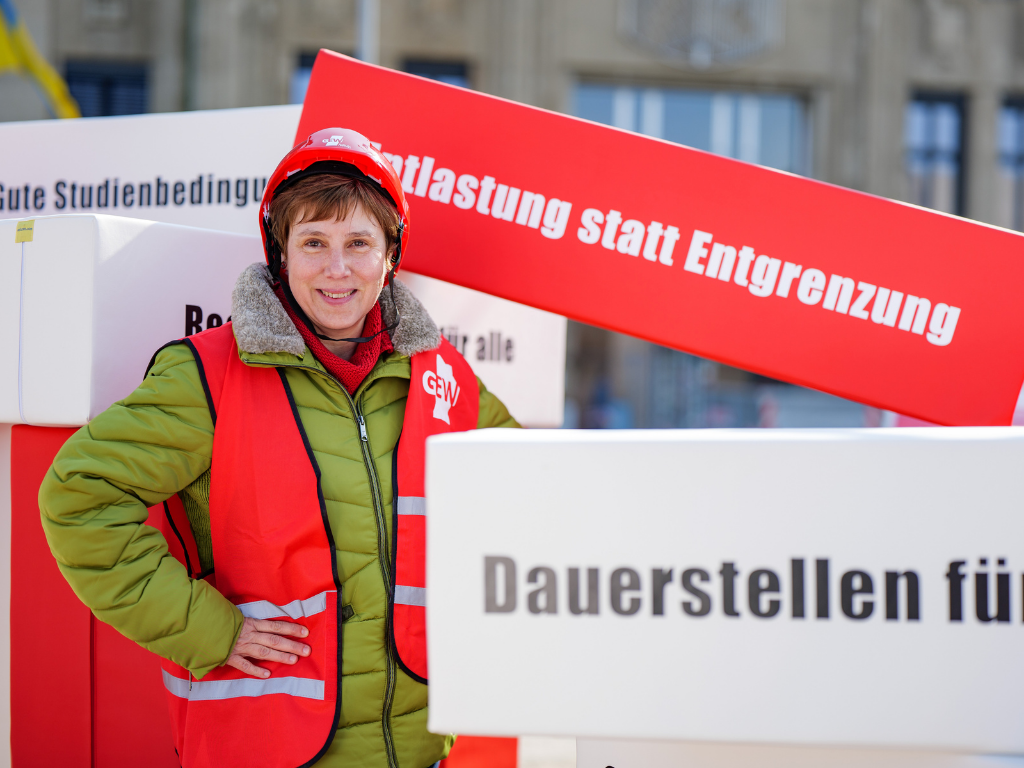 Marion Vittinghoff (stv. Vorsitzende GEW NRW) in der Baustelle Bildung vor der Staatskanzlei NRW. 