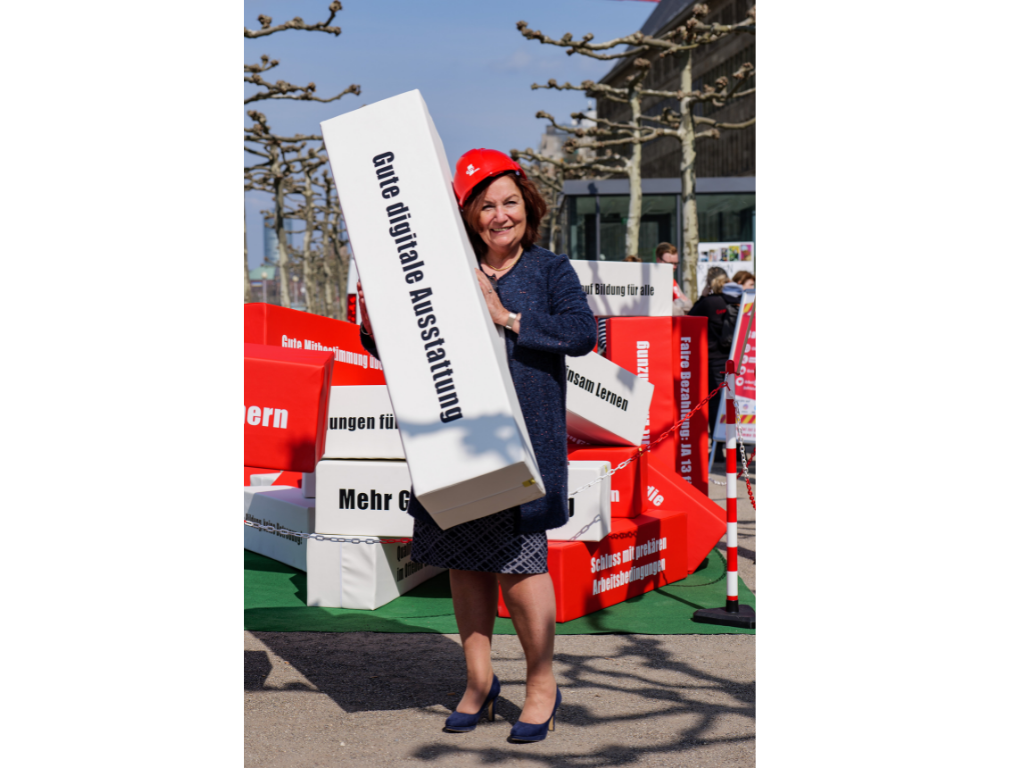 Claudia Schlottmann (CDU) trägt den Baustein "gute digitale Ausstattung".