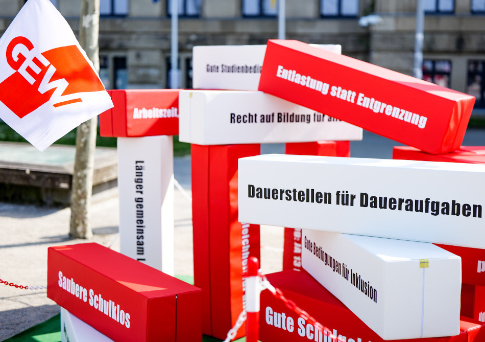 Bausteine der Baustelle Bildung vor der Staatskanzlei