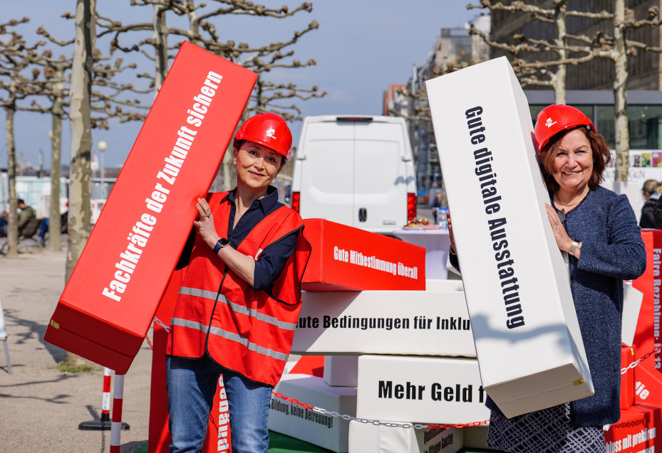 Claudia Schlottmann (CDU) trägt den Baustein zu digitaler Ausstattung der Schulen und unterstützt so die Forderung der GEW NRW
