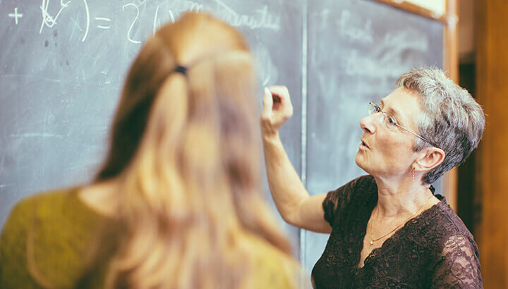 Der aktuelle Sozialindex bezieht sich nicht auf Einzelschulen und berücksichtigt keine Schulformen. Deshalb hat die GEW NRW einen schulscharfen Sozialindex vorgestellt. Pünktlich zur Landtagswahl. Im Interview ordnet die Vorsitzende der GEW NRW, Doro