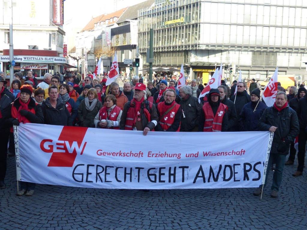 <br/>Andreas Gehrke, Verhandlungsführer für die GEW in den Tarifverhandlungen, sprach zu rund 400 Kolleg*innen in Bielefeld. Fotos: Rosa Riquelme