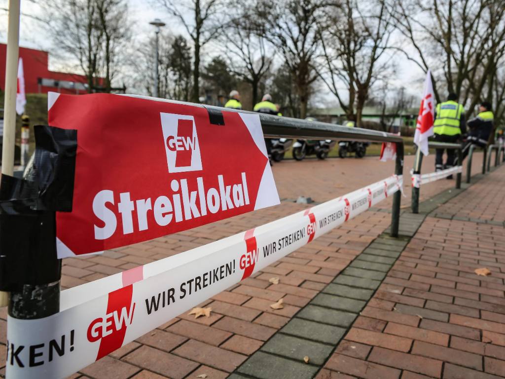<br/>Rund 450 tarifbeschäftigte Mitglieder der GEW NRW zogen lautstark durch die Dortmunder Innenstadt. Fotos: Oliver Schaper