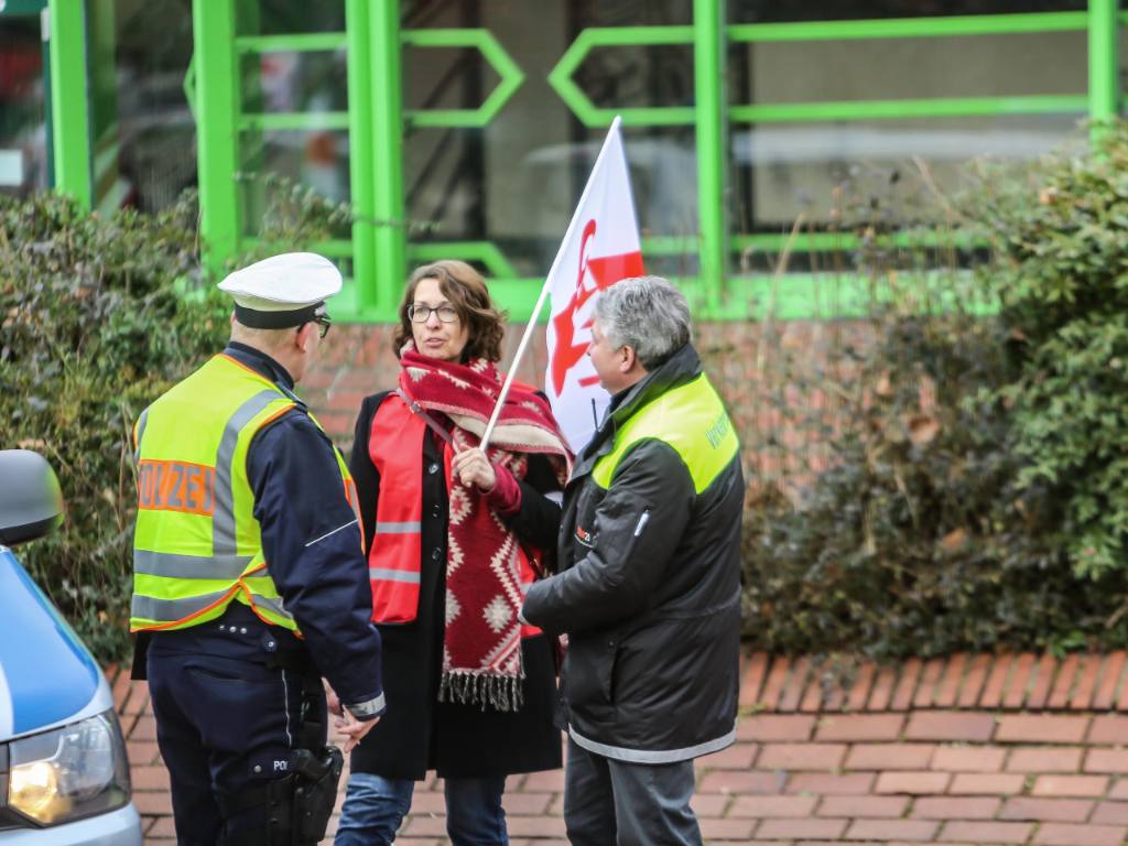 <br/>Veronika Schimpke, Geschäftsführerin der GEW Dortmund, im Gespräch mit der Polizei vor Ort.
