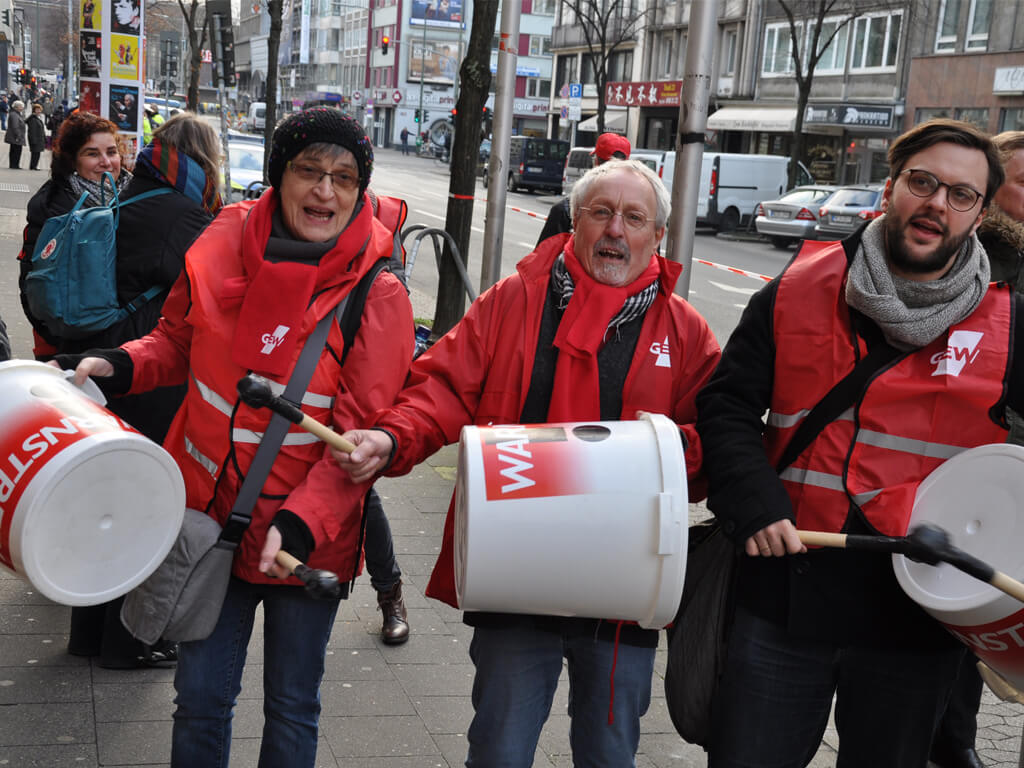 <br/>Rund 500 tarifbeschäftigte Kolleg*innen gingen in Düsseldorf für ihre Forderungen auf die Straße. Fotos: Svenja Tafel