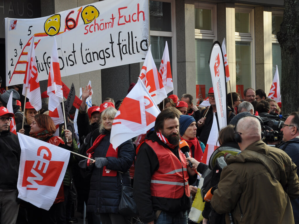<br/>Die Tarifbeschäftigten machen ihre Forderung lautstark deutlich: Stufe 6 ist längst überfällig.