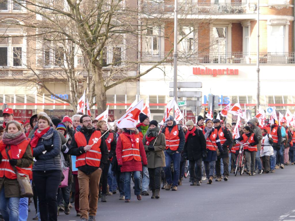 <br/>Mit rund 600 tarifbeschäftigten Kolleg*innen setze sich der Zug in Köln in Bewegung. Das Ziel war zunächst das Gebäude der Bezirksregierung. Fotos: Jutta Jilg